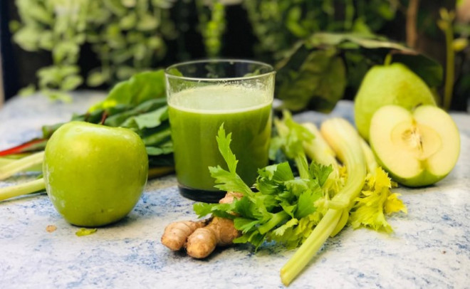 Bạn có thể bổ sung nước ép táo – rau cần – cải – chanh để cải thiện sức khỏe tim mạch