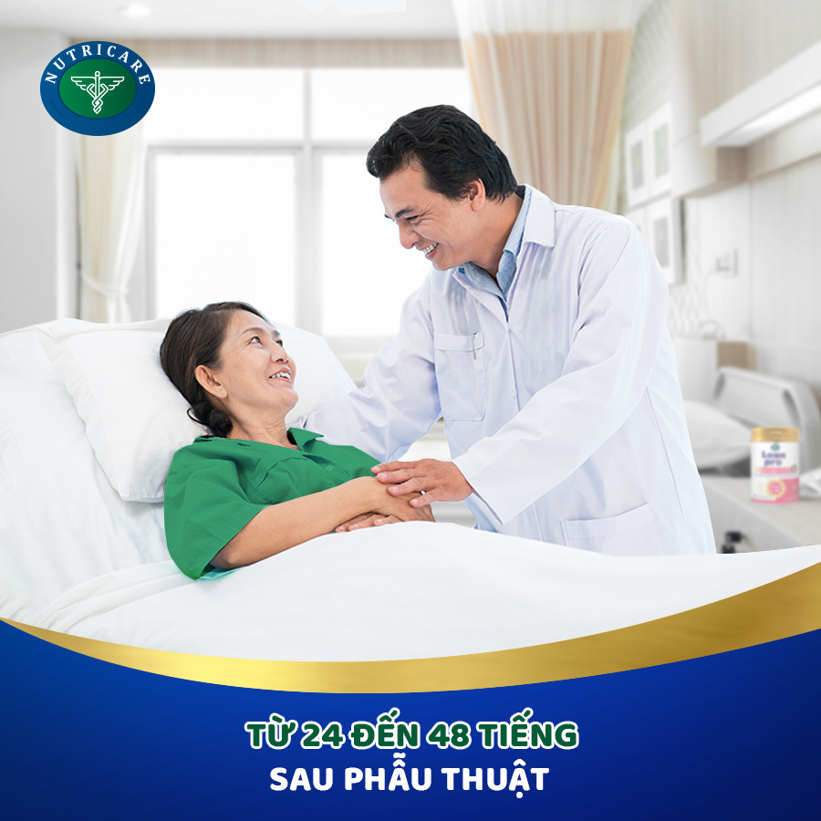 Mô tả ảnh: Bác sĩ đang thăm khám bệnh nhân sau phẫu thuật