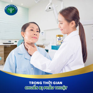 Mô tả ảnh: Hình ảnh một người bệnh nằm trên giường bệnh, đang được chăm sóc bởi người thân