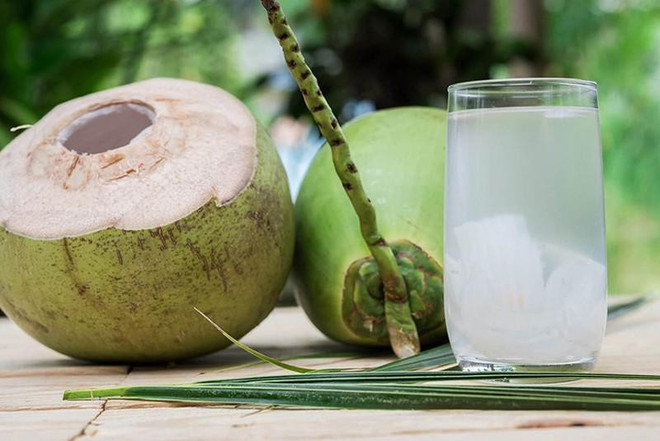 Nước dừa vừa có tác dụng giải nhiệt, vừa tốt cho sức khỏe tim mạch