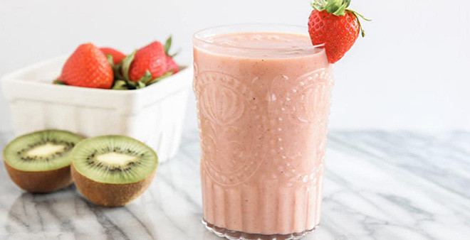 Sinh tố dâu tây và kiwi