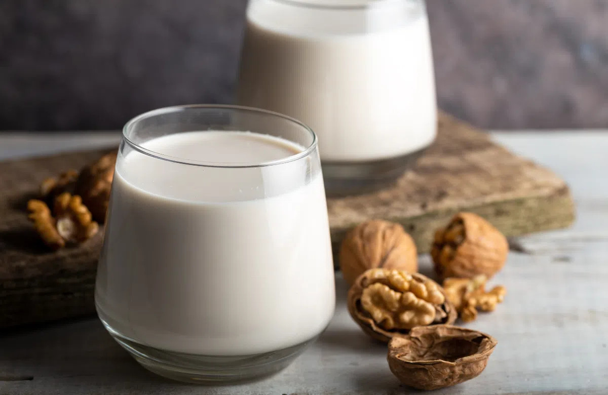 Sữa óc chó có vị béo ngậy, thơm ngon và rất lý tưởng để sử dụng cho người bị gãy xương