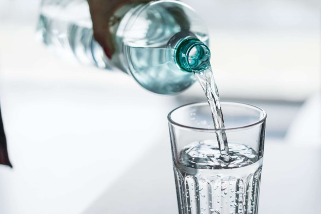 Uống từ 2 - 2.5l nước lọc mỗi ngày giúp cơ thể không bị mất nước, giảm nguy cơ gặp phải các bệnh về tim mạch