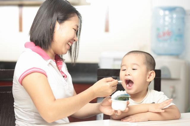 9 quy tắc vàng để con ăn sữa chua thun thút mà lại hấp thụ 100% dinh dưỡng
