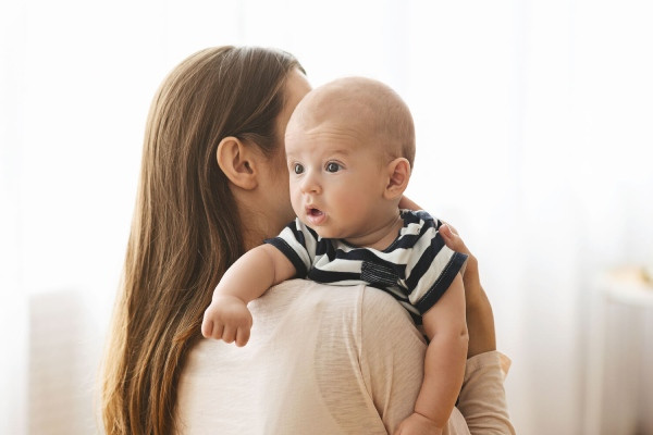 Bé bú nằm có cần vỗ ợ hơi không? Các cách vỗ ợ hơi đúng