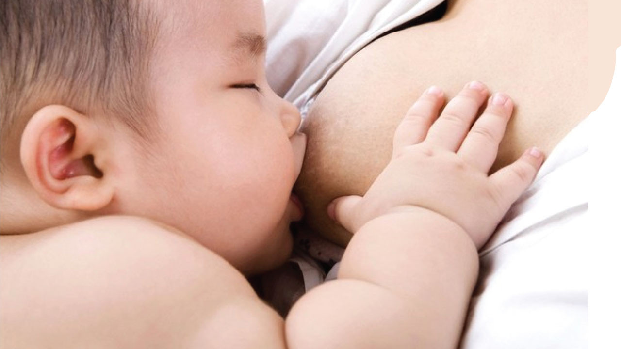 Bé 5 tháng có nên cho ăn dặm không?