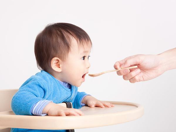 Hướng dẫn cho trẻ ăn dặm: Thực đơn chi tiết cho bé tháng đầu tiên