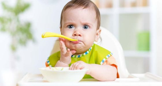 10 mẹo trị “bệnh” lười ăn dặm của bé