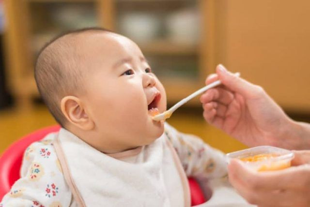 10 mẹo trị “bệnh” lười ăn dặm của bé