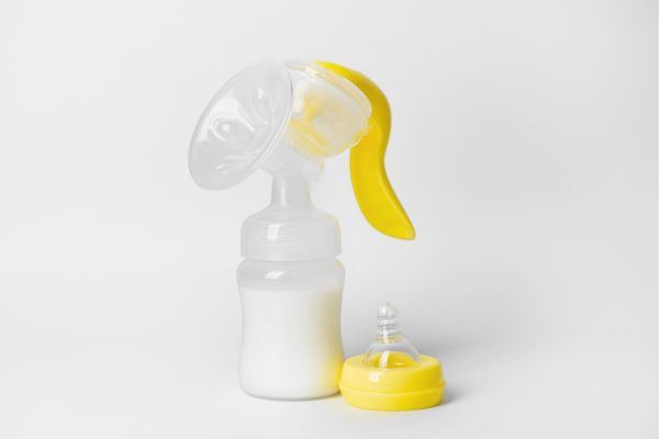 Bí quyết của bà mẹ vắt được cả tủ lạnh sữa cho con