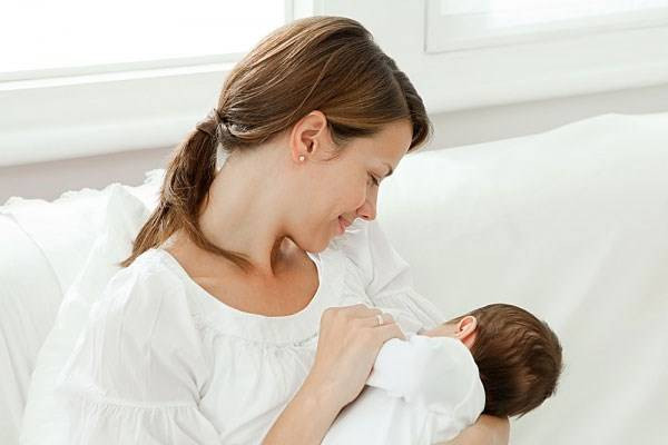 Bú sữa mẹ giúp trẻ nhận được vitamin D