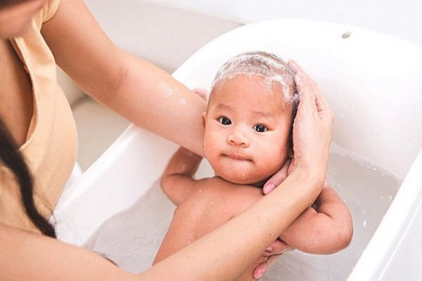 Hướng dẫn cách tắm cho trẻ sơ sinh tại nhà