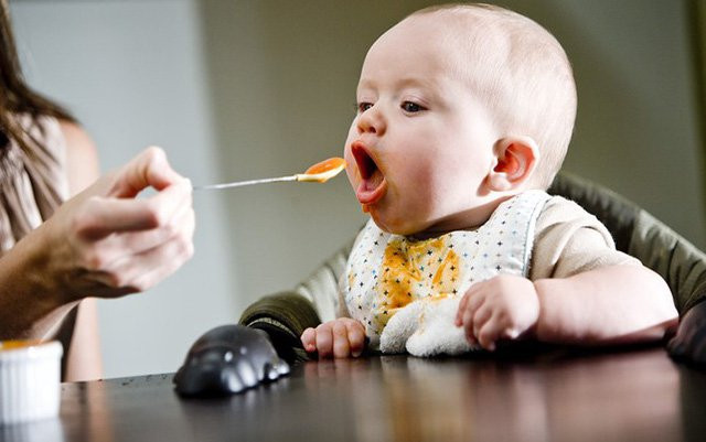 Cha mẹ cho ăn sai độ tuổi dễ khiến trẻ biếng ăn