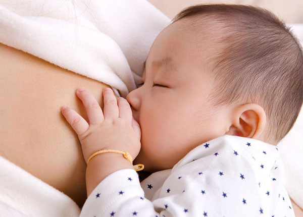 Nuôi con bằng sữa mẹ có lợi ích gì? Sữa mẹ tốt như thế nào?