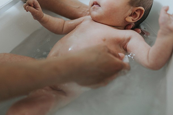 Mùa đông có nên tắm cho bé hàng ngày hay không?