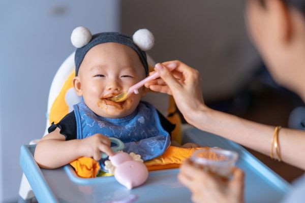 Có nên cho bé 3 tháng tuổi tập ăn dặm?