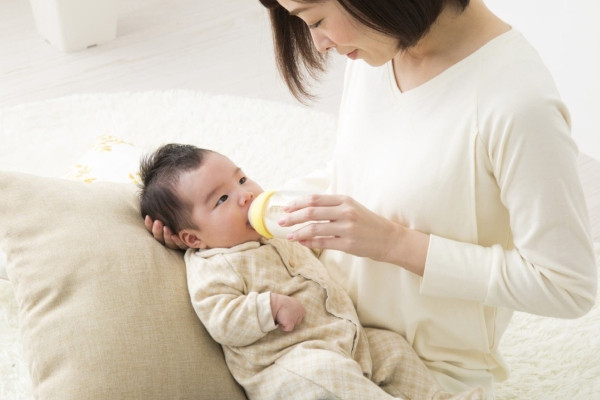Trẻ sơ sinh bú bao nhiêu là đủ? Dấu hiệu bé đói sữa và no sữa