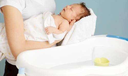 Hướng Dẫn Tắm Cho Trẻ Sơ Sinh An Toàn Và Hiệu Quả