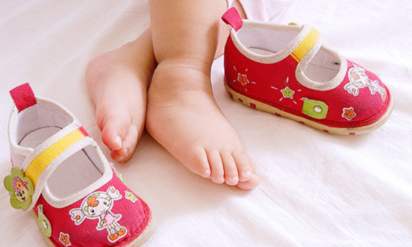 Mách mẹ các chọn giày cho bé từ 0 – 3 tuổi ưng ý