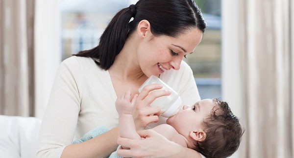 Đừng nên cho con uống sữa thừa sau 1 tiếng