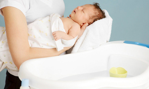 Những điều quan trọng khi tắm cho trẻ sơ sinh vào mùa đông