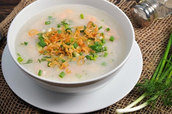 Món cháo cá hồi cho mẹ sau sinh