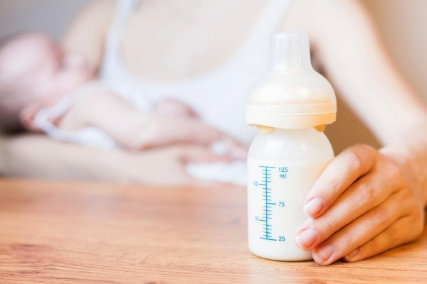 Nuôi con bằng sữa công thức: những điều ba mẹ cần lưu ý