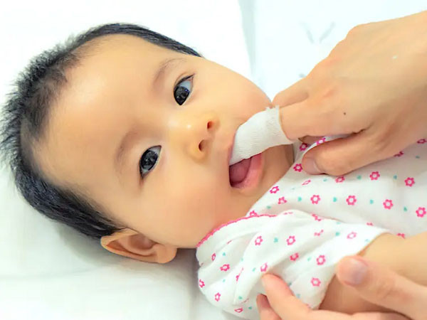 Hướng dẫn rơ lưỡi cho bé đúng cách, an toàn