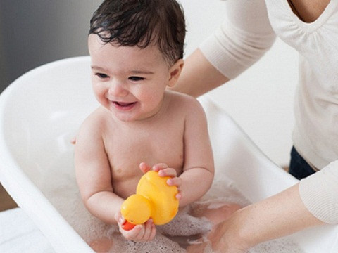 Bí kíp tắm chuẩn mùa lạnh cho bé