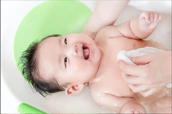 Lưu ý quan trọng cách chăm sóc trẻ sơ sinh mùa hè