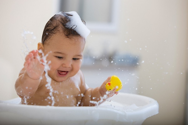 Phòng chữa rôm sảy cho con trong những ngày hè nóng bức
