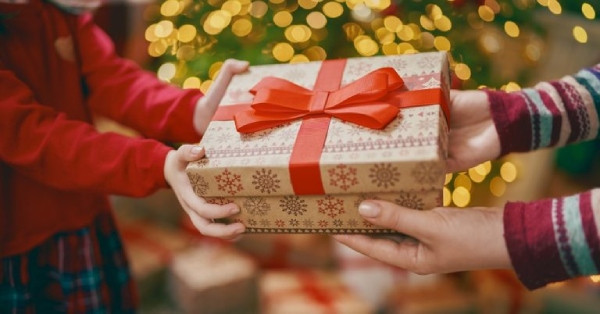 Mách mẹ cách chọn quà giáng sinh cho bé theo độ tuổi