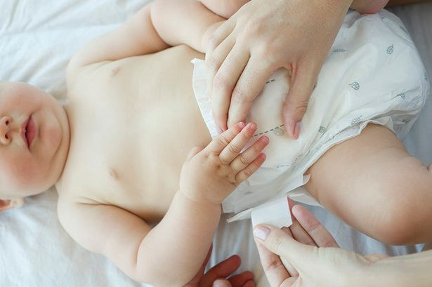 Thay bỉm thế nào để đảm bảo vệ sinh cho bé