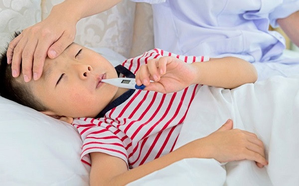 Trẻ bị sốt xuất huyết, ba mẹ cần xử lý như thế nào?