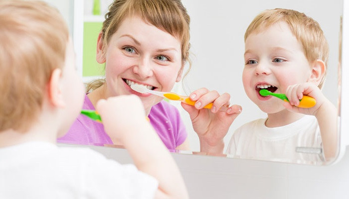 Bố mẹ nên bắt đầu cho bé đánh răng khi nào?