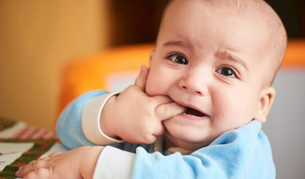 Trẻ mấy tháng mọc răng? dấu hiệu và cách chăm sóc