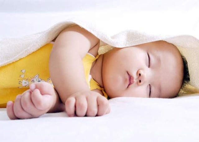 Trẻ nằm trong phòng điều hòa