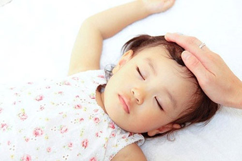 Trẻ ra nhiều mồ hôi – mẹ cẩn thận!