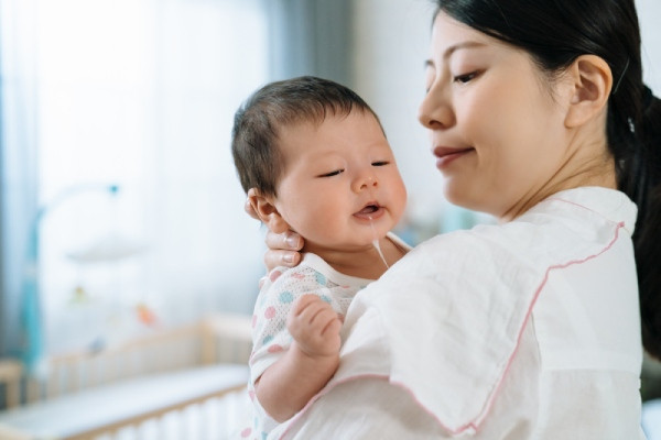 Bé bú nằm có cần vỗ ợ hơi không? Các cách vỗ ợ hơi đúng