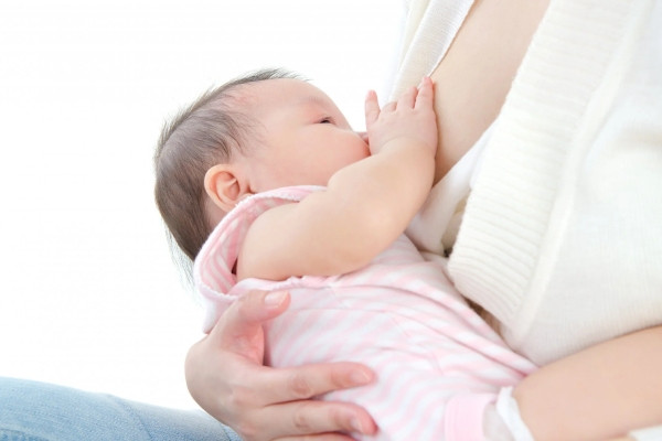 Trẻ sơ sinh bú bao nhiêu là đủ? Dấu hiệu bé đói sữa và no sữa