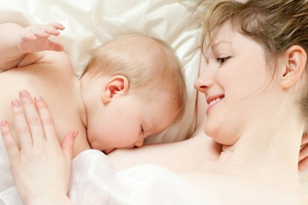 Trẻ sơ sinh bú bao nhiêu là đủ? Dấu hiệu bé đói sữa và no sữa