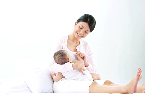 Trẻ sơ sinh bú bao nhiêu là đủ? Dấu hiệu bé đói sữa và no sữa