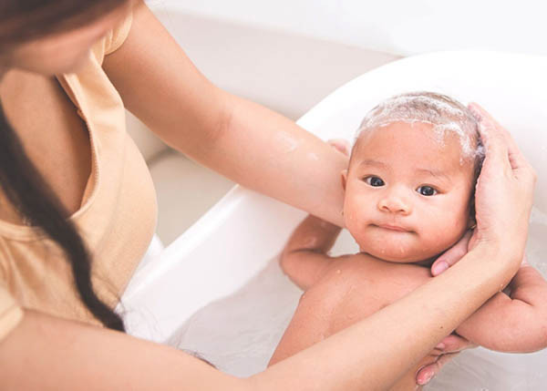 Mùa đông có nên tắm cho bé hàng ngày hay không?