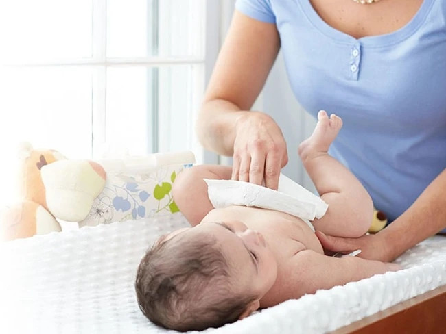 Những sơ ý của mẹ có thể khiến con gái bị “viêm nhiễm vùng kín” từ khi sơ sinh