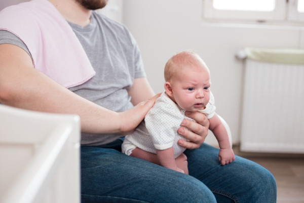 Bé bú nằm có cần vỗ ợ hơi không? Các cách vỗ ợ hơi đúng