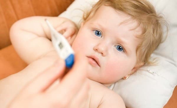 5 sai lầm “chết người” khi cha mẹ hạ sốt cho con