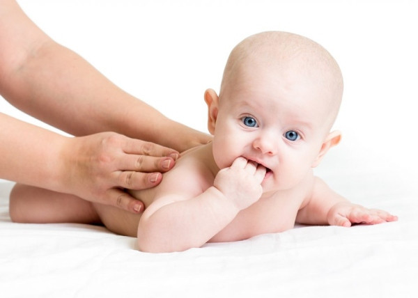 Cách chăm trẻ sơ sinh không bị hăm tã mùa lạnh