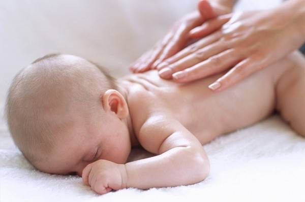 Cách massage mang lại lợi ích “thần kì” cho trẻ sơ sinh