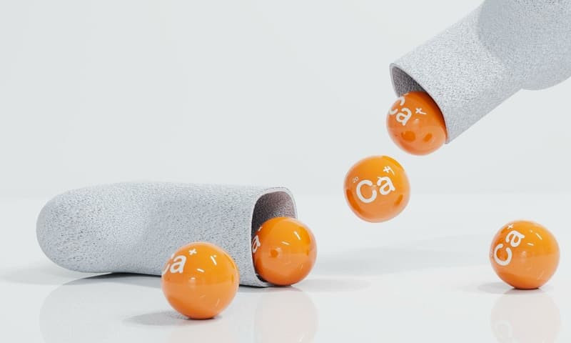 Cảnh báo trẻ thừa canxi: Con dễ bị lùn nếu cha mẹ cho con uống quá nhiều sữa, canxi