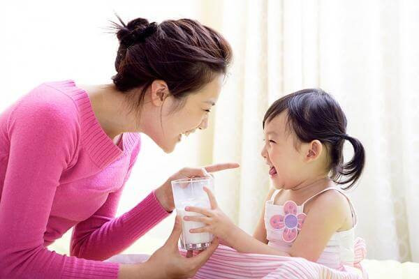 Cảnh báo trẻ thừa canxi: Con dễ bị lùn nếu cha mẹ cho con uống quá nhiều sữa, canxi